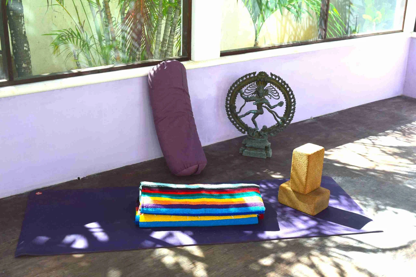 Bolster, bloques y mantas preparados para practicar en Sundara